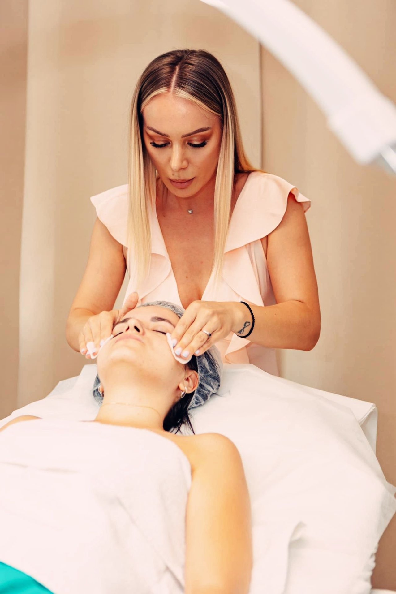 Ida realizând un tratament facial